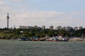 Traversarea dunării cu bacul de la galați se poate face pentru vehicule, mașini de mare tonaj, bibiclete și pasageri, până în localitatea programul poate suferi modificări din cauza condiţiilor meteorologice şi a cotelor apelor dunării. GalaÅ£iul In Imagini Trecerea DunÄrii Cu Bacul CÄtre Tulcea Adevarul Ro