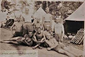 1938, 23 sierpnia, Niemirów. Pamiątka obozowa. Adam Oczkowski leżący z  prawej strony.