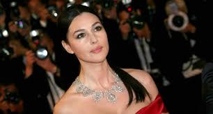 مجلة هي | قواعد جمالية تعلميها من وحي إطلالات مونيكا بيلوتشي في مراحلها  العمرية المختلفة