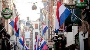 Op nota bene #bevrijdingsdag2020 werden bejaarden en andere #nederlanders in elkaar gemept door de @politie want #anderhalvemeter één dag later. De Ondernemer Bevrijdingsdag Jaarlijks Doorbetaald En Vrijaf