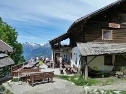 In una posizione idilliaca, lontano dal trambusto della città, tra gli alpeggi a 1450 m s.l.m, si trova la malga taser, il family hotel sul monte scena vicino a merano. Familienwanderung Am Taser Hohenweg Meran Und Umgebung
