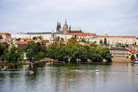 Alla confluenza la moldava ha una portata maggiore rispetto all'elba, ma vi confluisce con un angolo quasi retto, tanto da sembrare sulle carte geografiche come un affluente. Il Fiume Che Passa La Citta Di Salisburgo In Austria Fotografia Editoriale Immagine Di Tremolio Suono 87323341
