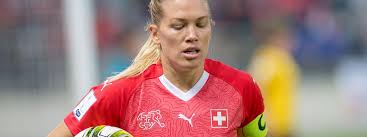 La joueuse de l'olympique lyonnais a été une des pièces essentielles de l'équipe de suisse, qui s'est qualifiée pour sa première phase finale de coupe du monde (juin 2015, au canada). Entretien Avec Lara Dickenmann