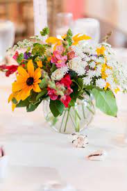 This fancy bouquet is one of the most charming bouquets for fall weddings. Wedding Table Floral Centerpiece Clear Round Vase White Tablecloth Black Eyed Susan Snap Dragon Queen Anne S Lace Yellow Pink Purple White Green Wedding Flowers Kyo Morishima Photography