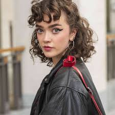 However, those with wavy hair can usually handle blunt cuts better than those with curly hair, as long as the hair has enough length to drop flat. 30 Easy On The Go Hairstyles For Naturally Curly Hair
