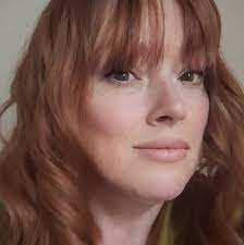 Phoebe wears a "That girl" shirt. Rachel's mom was the "That girl" actress  in the 60s