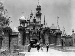 34 Vintage Photos Of Disneyland That Will Make You Want To Be A Kid Again Vintage Disneyland Disneyland Opening Disneyland