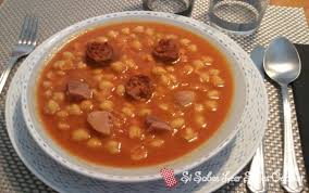 500 gr de garbanzos 1 chorizo asturiano 1 morcilla asturiana 1 patata 2 cebolla 1 pimiento 2 hojas de laurel pimentón sal. Garbanzos Con Jamon Y Chorizo