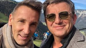 Schreibe selber theaterstücke und noch viel mehr. Der Bergdoktor So Gut Verstehen Sich Hans Sigl Und Mark Keller Privat