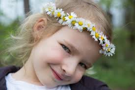 Muchacha Con La Corona De La Margarita Foto de archivo