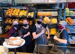 The majority of panera bread cafes open at 6 am and close at 9 pm from monday through thursday. Top Ten Reasons Why Panera Bread Has The Best Jobs For Moms