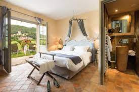 A quercy hamlet renovated, our 26 rooms have been prepared with loving care, to pass on to you the charm and character of this beautiful place, as naturally and sincerely as possible.large park with heated swimming pool, orchard, vineyards and truffle oaks. Chambres Saint Cirquoises Cote Vigne Hotel Spa Le Saint Cirq
