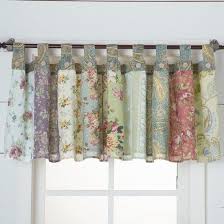 Wildflowers In Spring Valance Ein Wunderschones Blumen Patchwork Aus Ros Aus Blumenpatchwork Patchwork Curtains Quilted Curtains Shabby Chic Bathroom