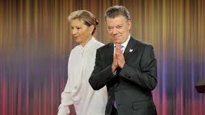 El presidente de colombia, juan manuel santos, ha sido galardonado con el premio nobel de la paz 2016 por «sus esfuerzos para poner fin la guerra civil de más de cincuenta años en el país, una guerra que ha costado la vida a por lo menos 220.000 colombianos y desplazado a seis millones de. El Presidente De Colombia Juan Manuel Santos Gana El Premio Nobel De La Paz 2016 Internacional El Pais