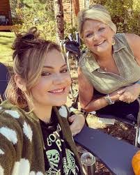 Tammi Bennett's Instagram, Twitter & Facebook