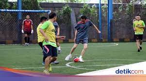 Terus semangat, terus berkarya dan gemati pada rakyat, kata ganjar dalam video dengan memakai baju jawa lengkap dengan tak lupa, ia juga mendoakan jokowi agar selama memimpin ri bisa terus memberikan inspirasi bangsa. Gaya Jokowi Main Futsal Bareng Menteri Dan Wartawan