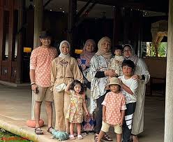 Ziela jalil is an actress, known for 2 hati 1 jiwa (2010), balada tiga jagoan (1990) and jurus dewa naga (1989). Suami Ziela Jalil Selepas Sebulan Bernikah Barulah Saya Maklumkan Pada Isteri Pertama Mykmu Net