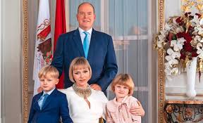 Doch in einem offiziellen statement sagte charlene nun, dass sie es bedauere, nicht mit albert und den kindern zusammen sein zu können. Uberraschend Starker Beistand Fur Ihren Mann Gluckspost