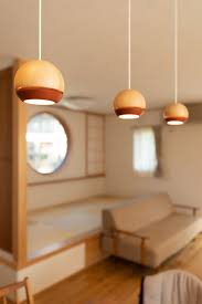 丸窓の和モダン住宅で 自然素材 に包まれた豊かなくらし 畳 照明 丸 窓