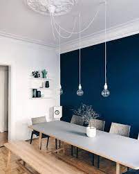 Die Dunkelblaue Wandfarbe Lasst Das Esszimmer Von Mitglied Kristina Ahoi So Elegant Und Gemutlich Zu Blaue Kuchenwande Speisezimmereinrichtung Esszimmer Wande