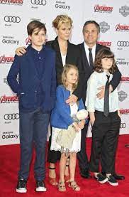 May 29, 2021 · johansson, on the other hand, entered the mcu nearly ten years before larson. In Der Comicverfilmung Marvel S The Avengers 2 Age Of Ultron Mimt Scarlett Johansson Die Schwarze Witwe Auf Dem Roten Teppich In Los Angeles Bezauberte Die Blondine Die Fotografen Stuttgarter Zeitung