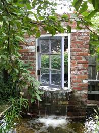 Detail Of A Garden Fountain Using An Old Window In Old Louisville Kentucky Garten Steinmauer Garten Brunnen Garten