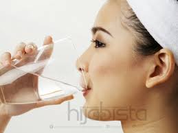 Minum air untuk menurunkan berat badan tujuannya baik apabila bisa mengurangi asupan minuman manis berlebihan. Kurus Dengan Hanya Minum Air Kosong Mengikut Berat Badan Cuma Kena Tahu Aturannya Hijabista