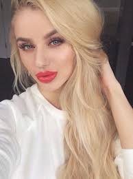 Queen Glam Blonde Hair Red Lips Blonde Hair Blue Eyes Pretty Hairstyles