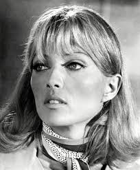 Souvenir, je revois ma grand-mère nettoyer son trottoir à quatre pattes,  courageuse à cette époque