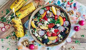 Rien de mieux que l'avocat pour égayer vos salades estivales. 10 Salades Gourmandes Et Colorees Pour Accompagner Un Barbecue So Busy Girls