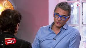 Avec l'antiquaire julien cohen, vedette de l'émission affaire conclue, en figure de proue. Au Bord Des Larmes Julien Cohen Fait Un Beau Cadeau A Une Vendeuse D Affaire Conclue Tele 7sur7 Be