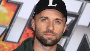 Une fan chante en pleine rue pour Céline Dion: l'improbable scène et ses  détournements font le buzz (vidéos)