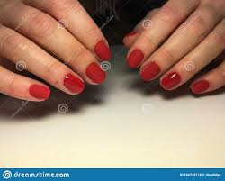 Ver más ideas sobre uñas rojas, disenos de unas, uñas. Manicura Roja Elegante Con Un Diseno Mate En Unas Cortas Foto De Archivo Imagen De Elegancia Elegante 166745116