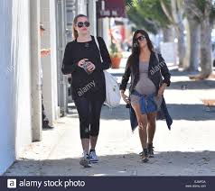 Khloé kardashian soll auch schwanger sein! Schwanger Kourtney Kardashian Zeigt Ihren Babybauch Wahrend Heraus Mit Ihrer Schwester Khloe Die Beiden Eingekauft In West Hollywood Und Besuchte Einige Kunstgalerien Bevor Sie Sich Zum Mittagessen In Joans Auf Dritte Mitwirkende