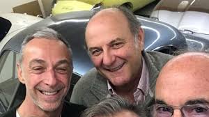 Gli anni passano ma gerry scotti, un conduttore molto amato dal pubblico, rimane senza dubbio una presenza costante e rassicurante nel palinsesto televisivo nazionale. Gerry Scotti Nel Dolore Ecco Il Motivo Che Distrusse Il Matrimonio