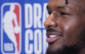 Bronny James dice soportaría jugar al lado de su famoso padre