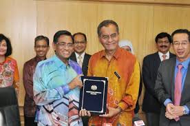 Beliau juga merupakan ahli parlimen kuala selangor, selangor bertanding di atas tiket pkr. New Health Minister For Malaysia
