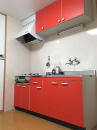 築古アパートに設置している量産キッチンに赤のカッティングシートを貼るとめちゃいい感じに レッツｄｉｙ 不動産投資で毎日楽しく生きよう キッチン diy カッティングシート キッチン カッティングシート アパート