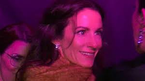 Telma Ortiz se inspira en la reina Letizia con un vestido de lunares y  escote halter