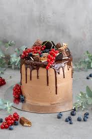 Bei einem schulprojekt werden für einen guten zweck lebkuchen gebacken und die kinder verzieren und verkaufen sie dann. Saftige Schoko Drip Cake Mit Nutella Creme Und Fruchtfulle Baking Barbarine