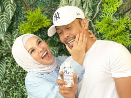 According to berita harian, siti sarah, her husband, and their three children, uwais alqarni, 10, dzahira talita zahra, 8, and ariq matin, 6, were confirmed positive after finding out they were close contacts of a domestic helper. Siti Sarah And Husband Shuib Slapped With Compounds For Violating Sop