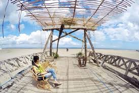 Pantai yang berbentuk seperti teluk ini menjadi spot foto. 10 Tempat Bulan Madu Di Bali Yang Romantis Murah