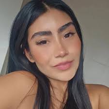 Bueno, al menos podemos decir que Jackie es dedicada, servicial, ordenada,  limpia, está mejorando, se preocupa por la escuela, mientras que Belly pues  tiene salud y así.