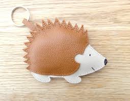 Porte Cles Herisson En Cuir Marrron Porte Cles Par Zoukaribou Cadeaux En Cuir Cuir Fait Main Artisanat En Cuir
