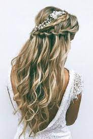 Vous avez le choix entre une coiffure avec des cheveux longs lâchés, une coiffure de mariage avec vos cheveux bouclés ou des tresses. Coiffure De Mariage Chignon Flou Et Bijou Coiffure Demoiselle D Honneur Coiffure Mariage Coiffure Cheveux Long
