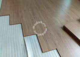 Posted on thursday, february 13, 2014 by nabilahasyim skmagic. Memasang Lantai Kayu Laminate Lantai Kayu Laminate Paling Tahan Jangan Menuangkan Air Secara Langsung Cara Memasang Lantai Kayu Reversible Lantai Kayu Laminate Beberapa Hal Yang Perlu Persiapkan Pengganti Lantai Kayu Asli