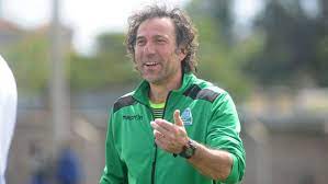 Gor mahia have confirmed coach roberto oliveira has been allowed to return home after having problems with his coaching qualification papers. How Gor Mahia Officials Thwarted Nigerian Authorities Attempt To Detain Coach Oktay Nairobi News