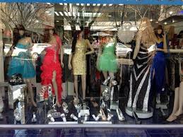 En una tienda muy ordenada, en donde sus productos están distribuidos por colores. Escrupulos Patronato Epatronato Twitter
