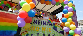 Das diesjährige jubiläum steht somit ganz im zeichen der. Auto Corso Statt Regenbogenparade Am Samstag In Wien