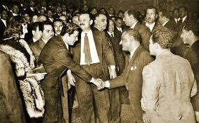 واكتمل ردّ قلبى فى السماء. Ø§Ù„Ø¹Ø±Ø¶ Ø§Ù„Ø®Ø§Øµ Ù„ÙÙŠÙ„Ù… Ø±Ø¯ Ù‚Ù„Ø¨Ù‰ Ø³Ù†Ø© 1957 Ø§Ù„Ø±Ø¦ÙŠØ³ Ø§Ù„Ø±Ø§Ø­Ù„ Ø¬Ù…Ø§Ù„ Ø¹Ø¨Ø¯ Ø§Ù„Ù†Ø§ØµØ± ÙŠØµØ§ÙØ­ Ø¹Ù„Ù‰ Ø§Ø¨Ù† Ø§Ù„Ø±ÙŠØ³ Ø¹Ø¨Ø¯ Ø§Ù„ÙˆØ§Ø­Ø¯ Ø§Ù„Ø¬Ù†Ø§ÙŠÙ†Ù‰ Ø´ÙƒØ±Ù‰ Ø³Ø±Ø­Ø§Ù† Ø¨ÙŠÙ†Ù…Ø§ ØªØªØ§Ø¨Ø¹Ù‡Ù…Ø§ Ø¥ Old Egypt Egypt Egyptian